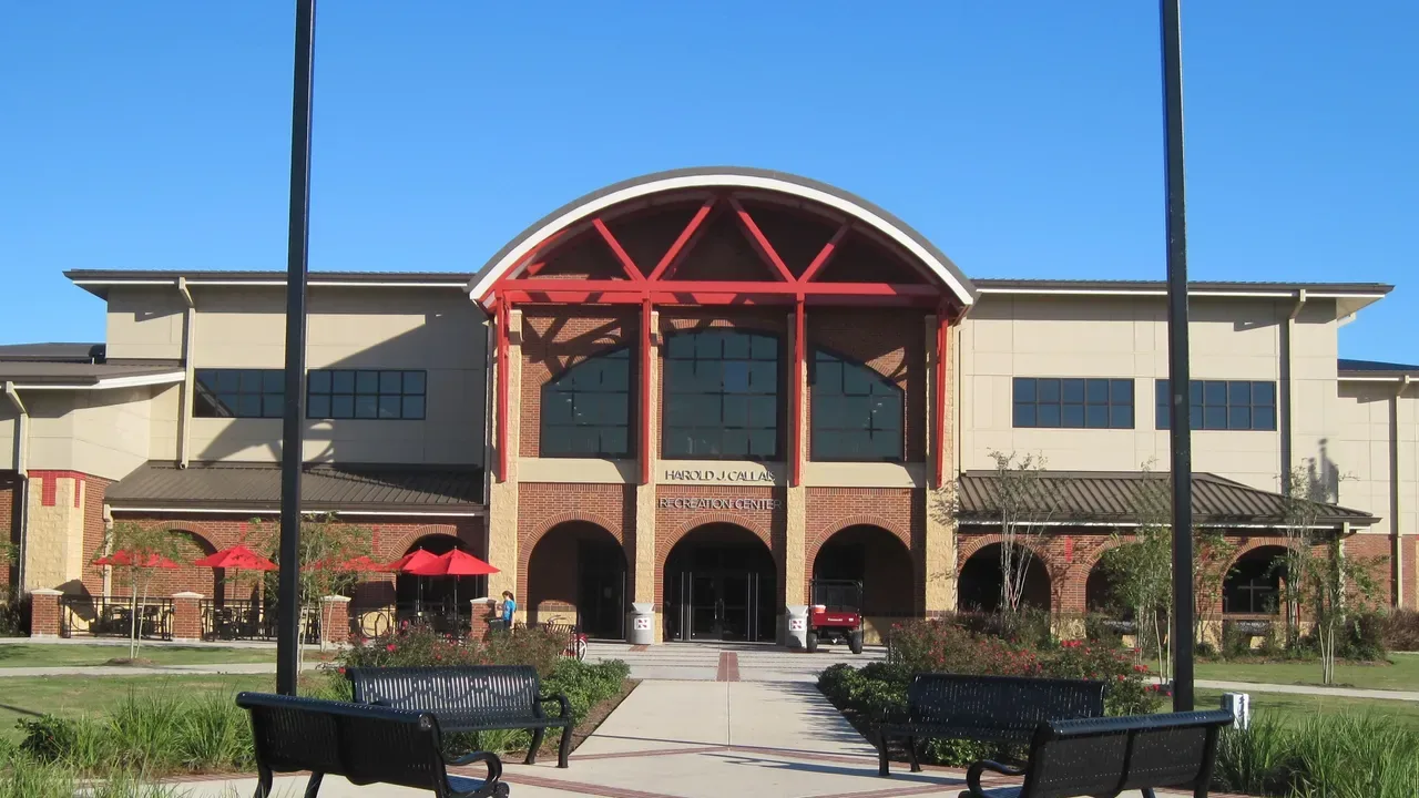 Harold J. Callais Recreation Center, Lamar building construction (exterior)